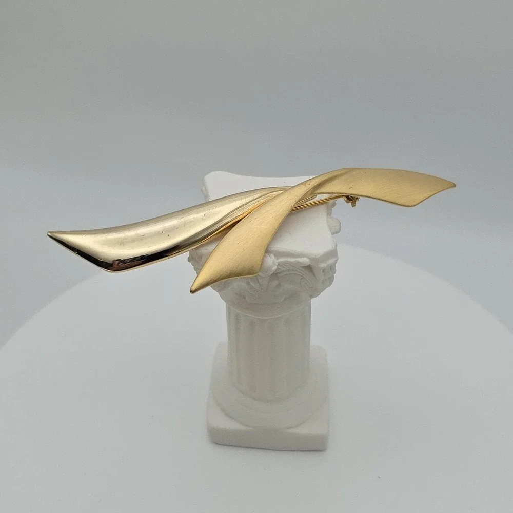 Vtg Signed TONA Brooch Pin Ribbon Striking Polished & Brushed Gold Plate 3.5